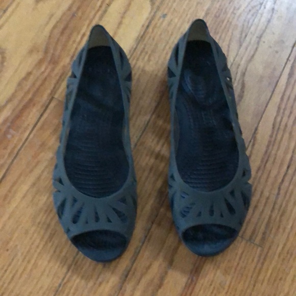 crocs open toe flats